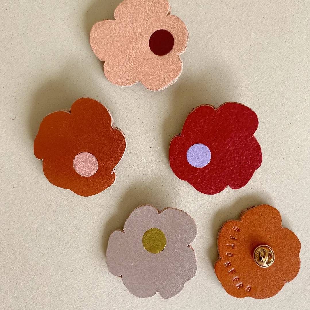 Broches de cuero recuperado diseño contemporáneo. Joyería artesanal de Costa Rica