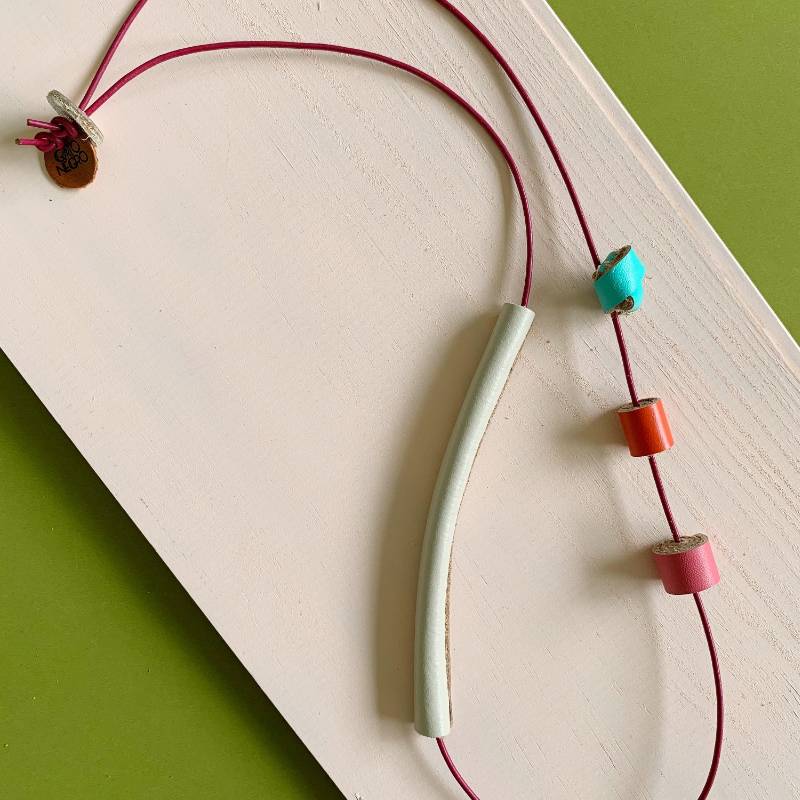 collar de cuero recuperado estilo minimalista diseño costarricense Gato Negro