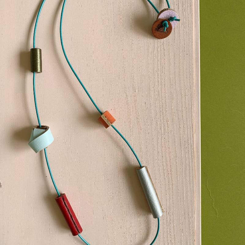 collar de cuero recuperado estilo minimalista diseño costarricense Gato Negro