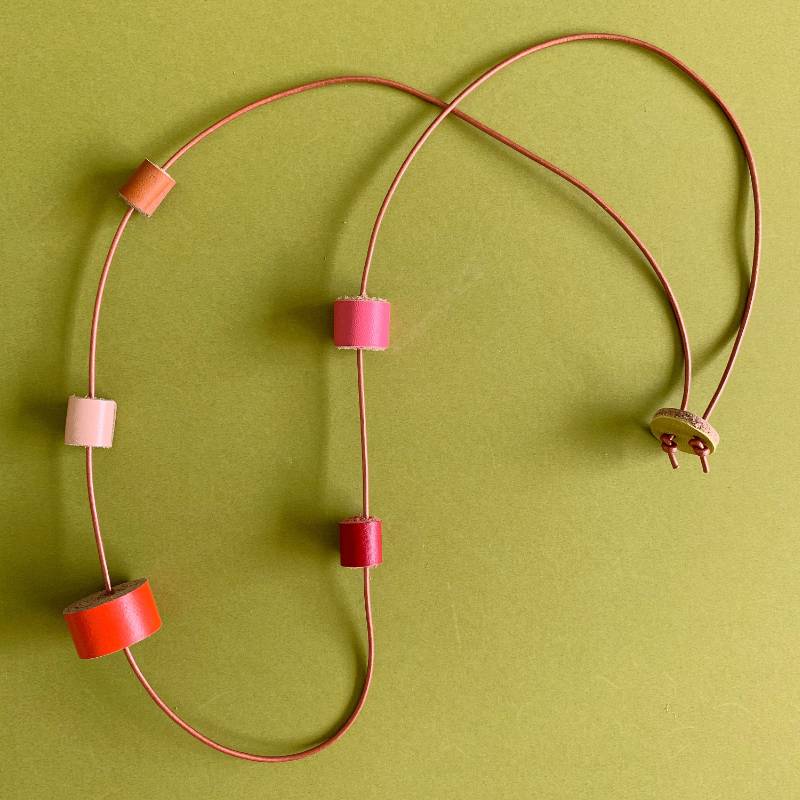 collar de cuero recuperado estilo minimalista diseño costarricense Gato Negro