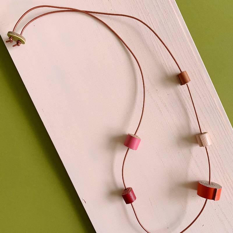 collar de cuero recuperado estilo minimalista diseño costarricense Gato Negro