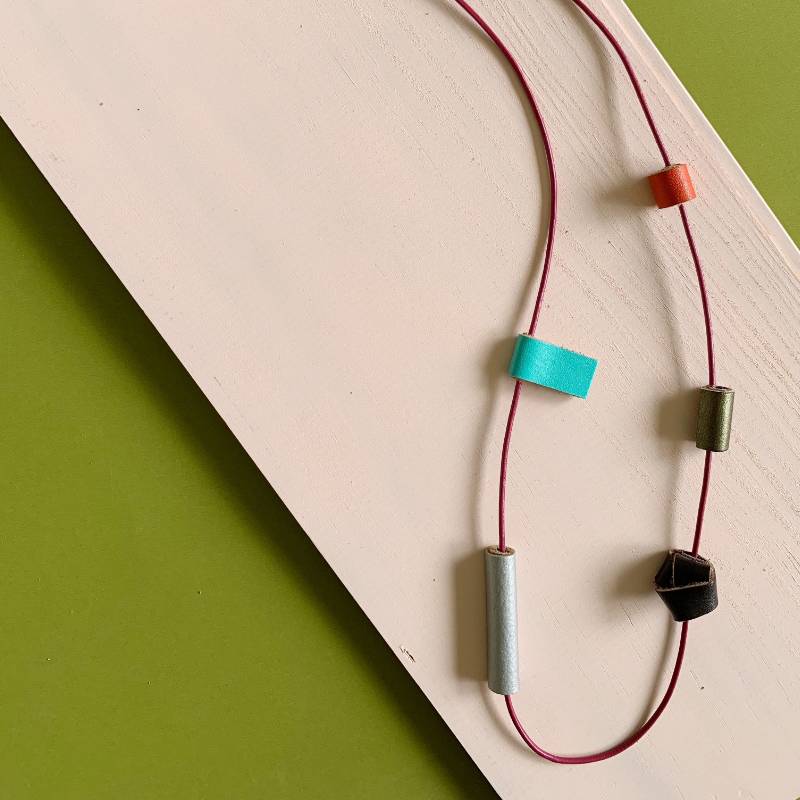 collar de cuero recuperado estilo minimalista diseño costarricense Gato Negro