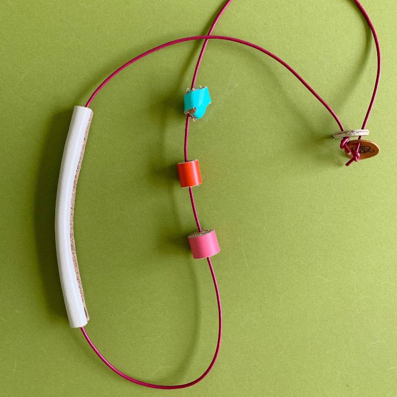 collar de cuero recuperado estilo minimalista diseño costarricense Gato Negro