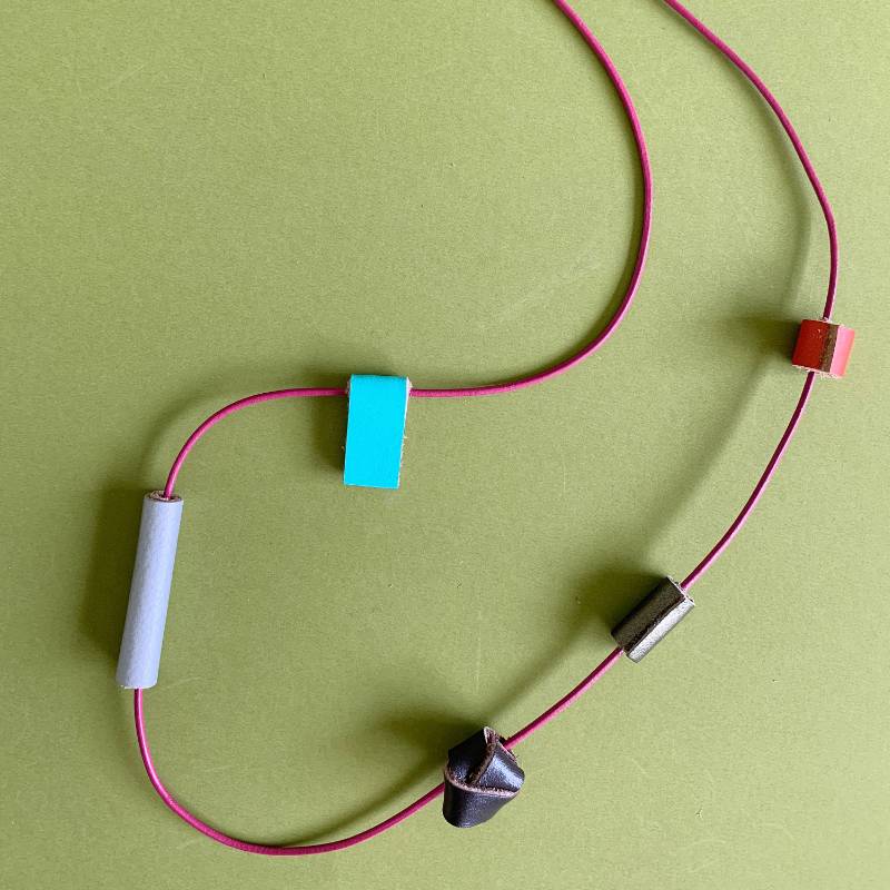 collar de cuero recuperado estilo minimalista diseño costarricense Gato Negro