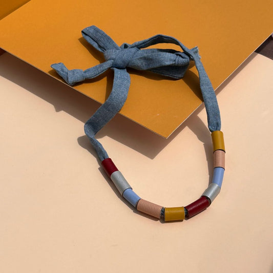 collar de cuero recuperado. Joyería artesanal sostenible de Costa Rica . Diseño de autor.