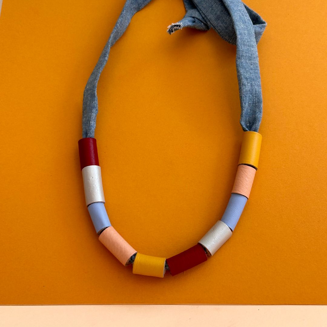 collar de cuero recuperado. Joyería artesanal sostenible de Costa Rica . Diseño de autor.