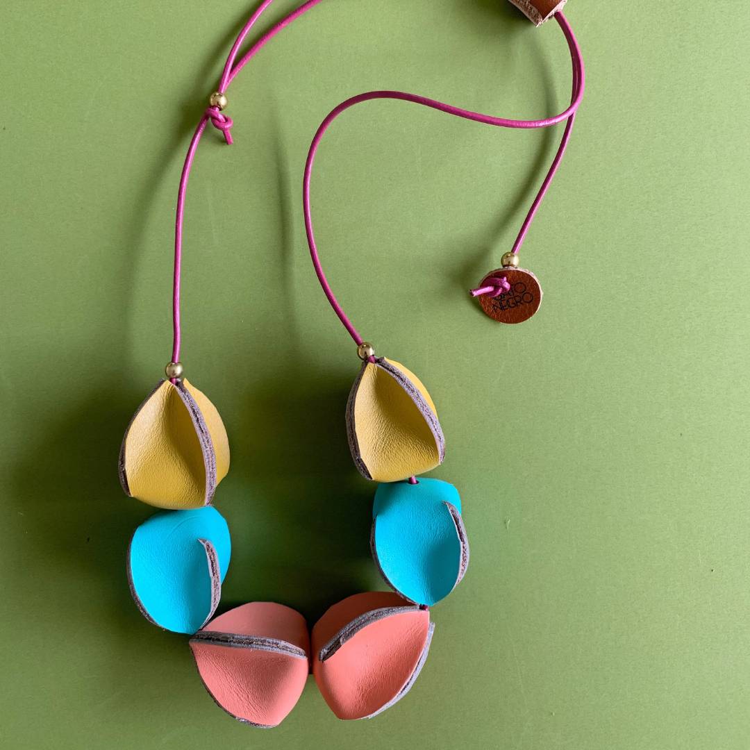 Collar de cuero recuperado inspirado en la forma orgánica de la fruta Uchuva. Diseño de Costa Rica. Joyería Sostenible artesanal.