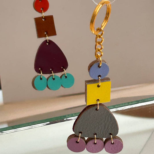 Llaveros de cuero recuperado reversibles. Diseño sostenible de Costa Rica.