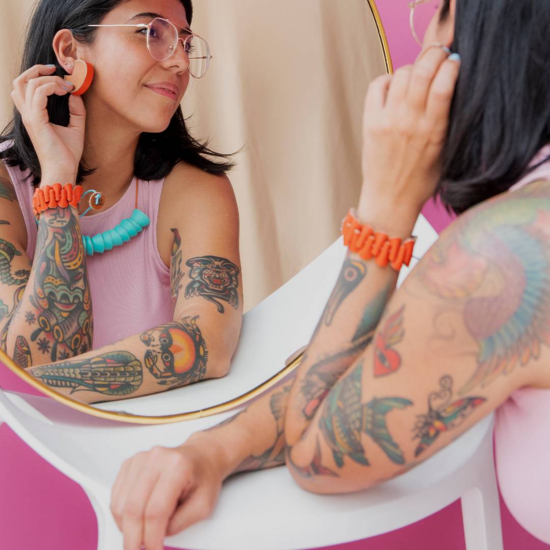 pulsera de cuero recuperado ajustable. Joyería artesanal de costa rica. Diseño local.