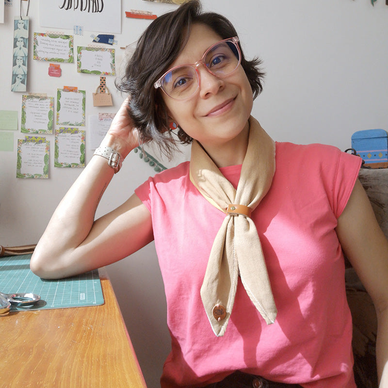 Rebeca Zamora diseñadora de Gato Negro usando el pañuelo triangular