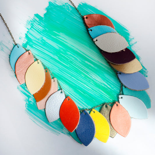 Collar Hojas de Cuero - Diseño sostenible detalles