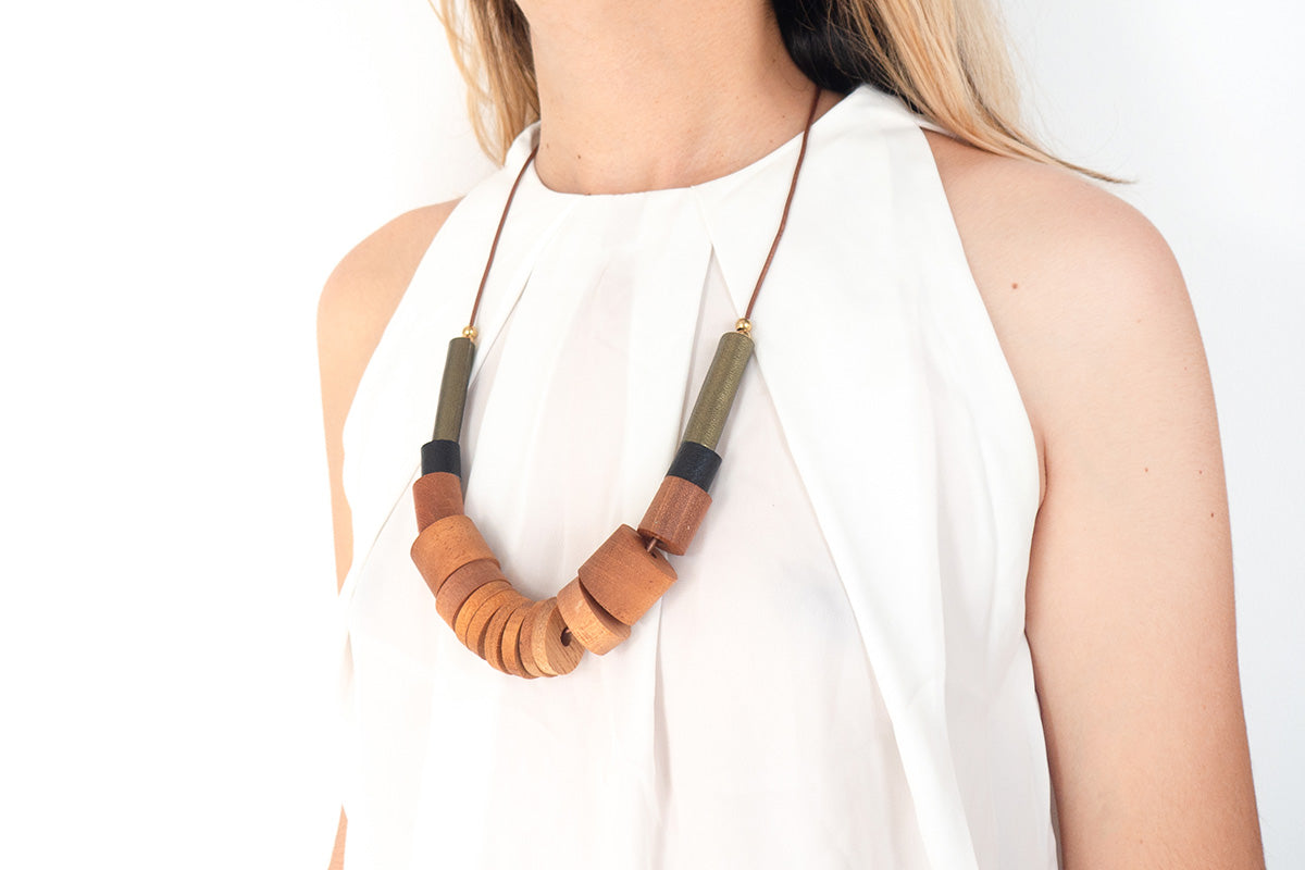 Collar Origen tubos de cuero y piezas cilíndricas de madera