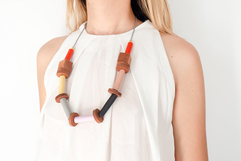 Modelo con collar Raíces en naranja