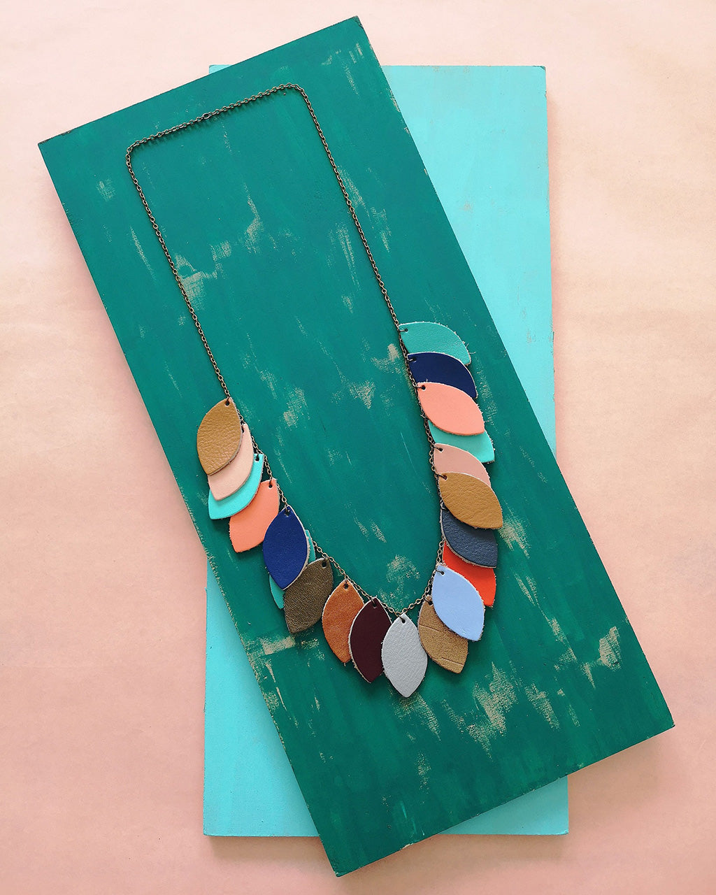 Collar Hojas de Cuero - Diseño local costarricense