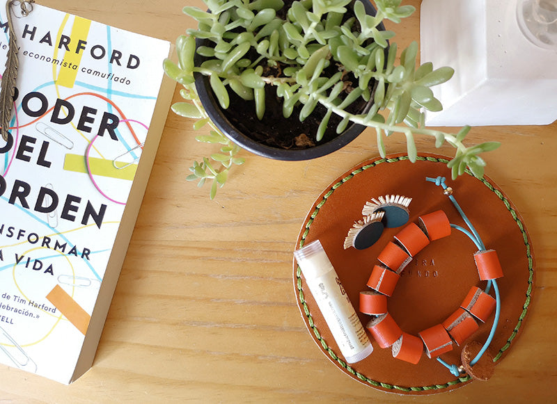 Plato de cuero de dos colores, reversible, con frases estampadas a mano por ambos lados. Plato de cuero multiusos