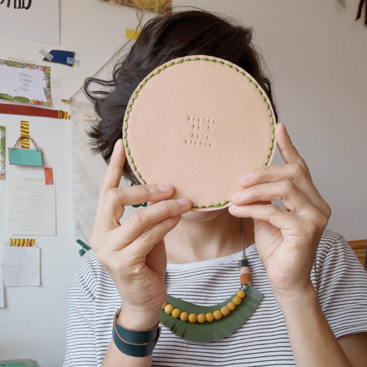 Plato de cuero color salmón