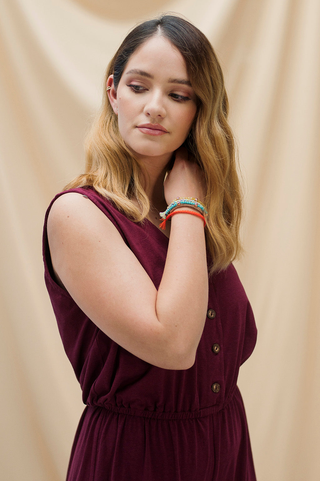 Modelo usando una pulsera boho de Gato Negro