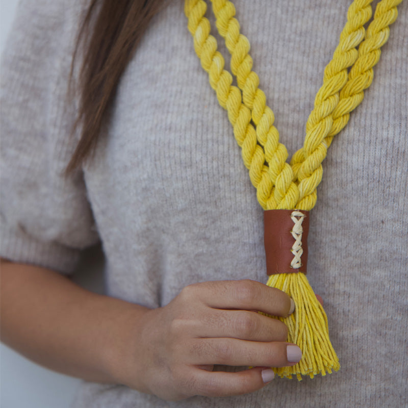 Mujer usando el collar Sabana en matiz amarillo