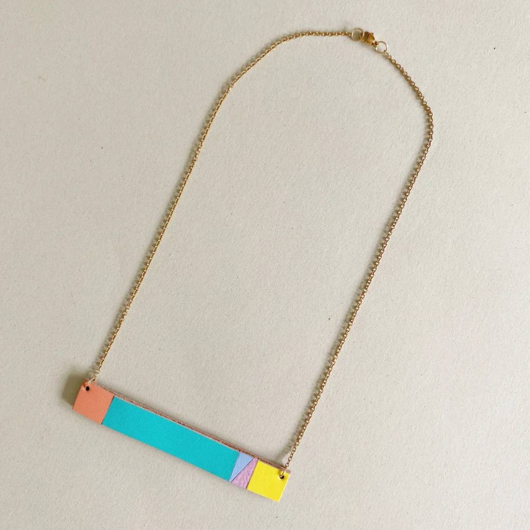 collar cuero recuperado diseño de autor. Gato Negro Costa Rica 