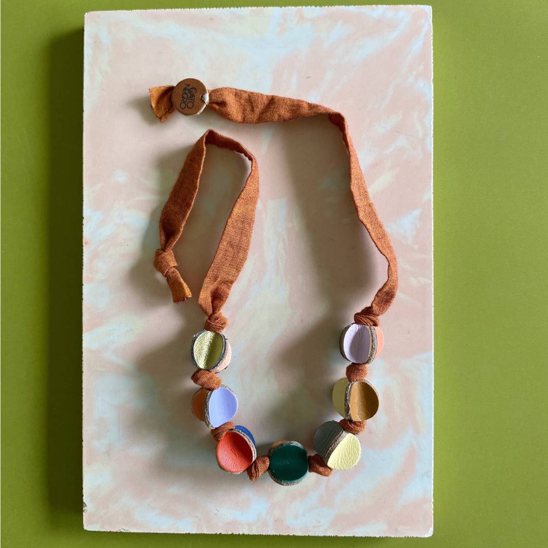 Collar ajustable de cuero recuperado de colores  y tela naranja  - diseño costarricense. Joyería contemporánea artesanal. 