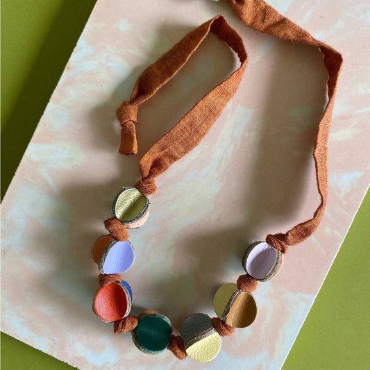 Collar ajustable de cuero recuperado de colores  y tela naranja  - diseño costarricense. Joyería contemporánea artesanal. 