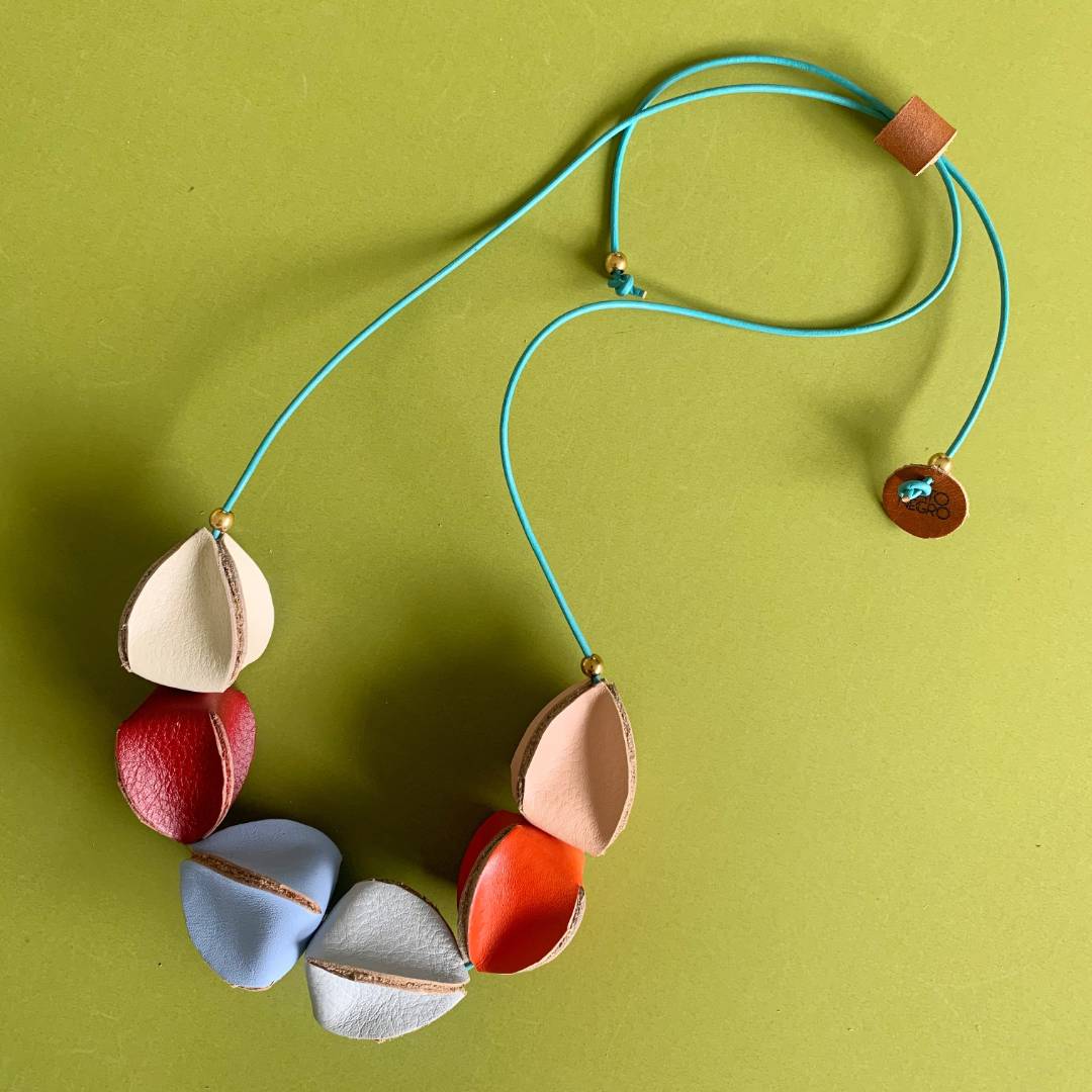 Collar de cuero recuperado inspirado en la forma orgánica de la fruta Uchuva. Diseño de Costa Rica. Joyería Sostenible artesanal. 