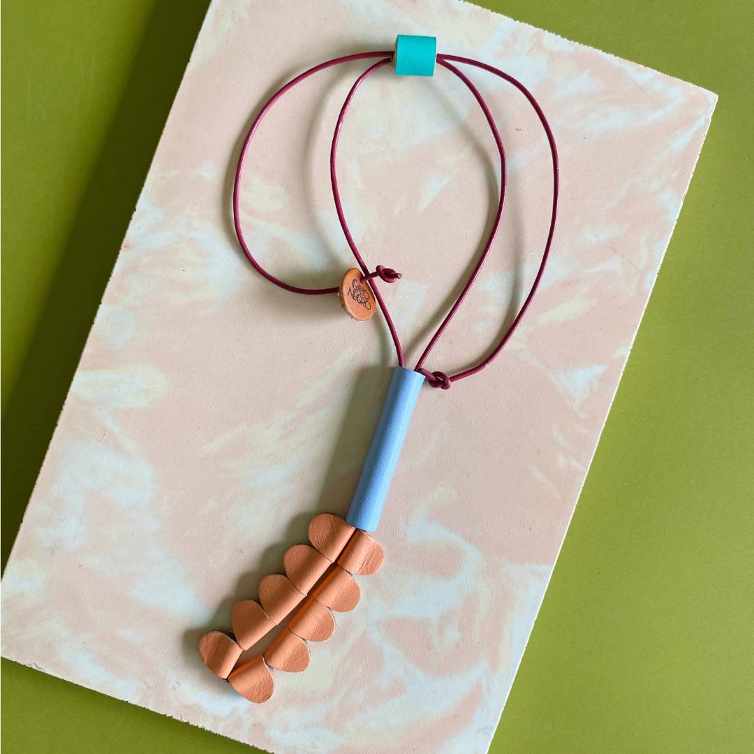 collar de cuero recuperado con forma de heliconia. Joyería contemporánea artesanal de Costa Rica