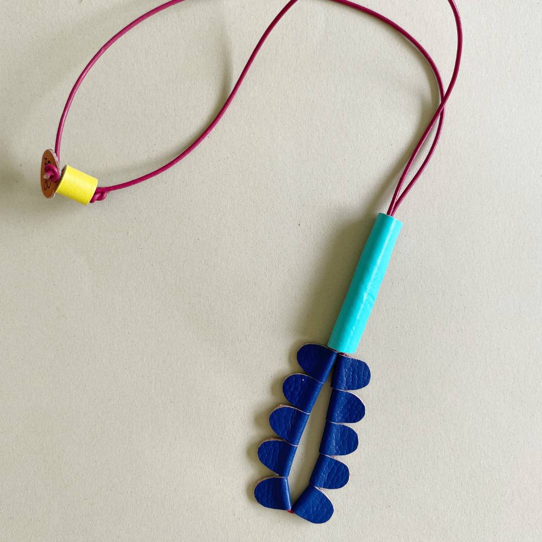 collar de cuero recuperado con forma de heliconia. Joyería contemporánea artesanal de Costa Rica