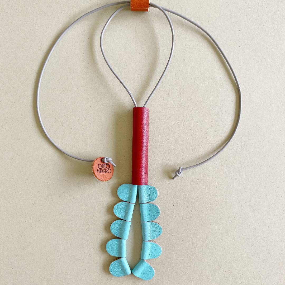 collar de cuero recuperado con forma de heliconia. Joyería contemporánea artesanal de Costa Rica