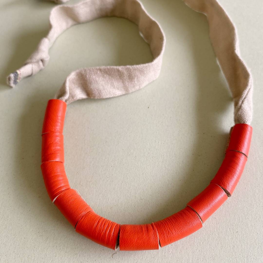 collar de cuero recuperado color naranja. Joyería artesanal sostenible de Costa Rica . Diseño de autor. 