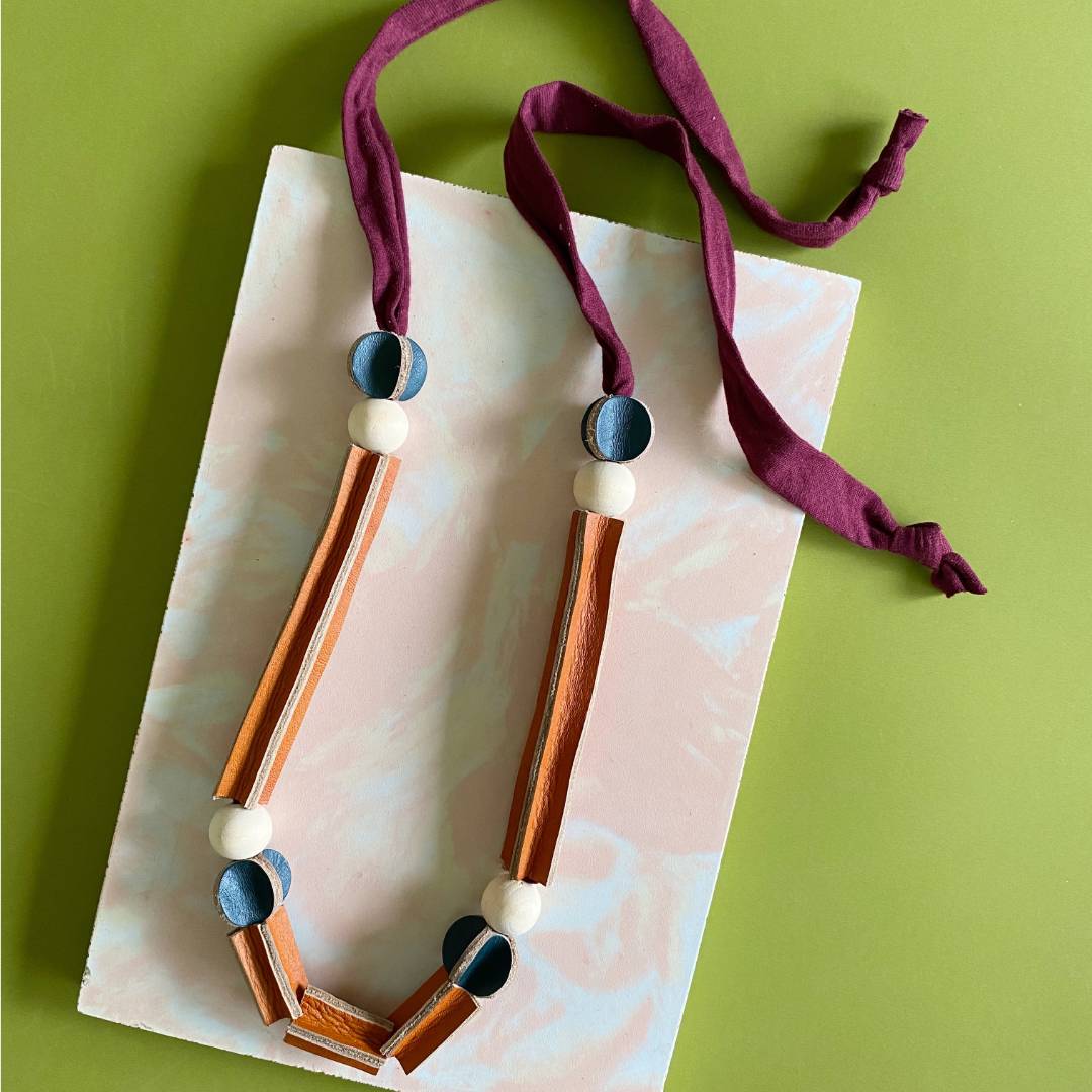 Collar cuero y tela recuperado. Diseño origina costarricense. Joyería artesanal contemporánea de Costa Rica.