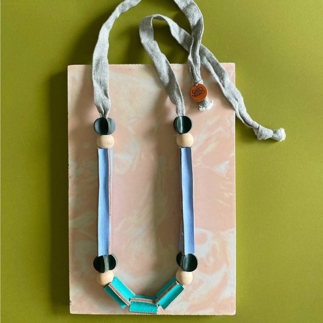 Collar cuero y tela recuperado. Diseño origina costarricense. Joyería artesanal contemporánea de Costa Rica.