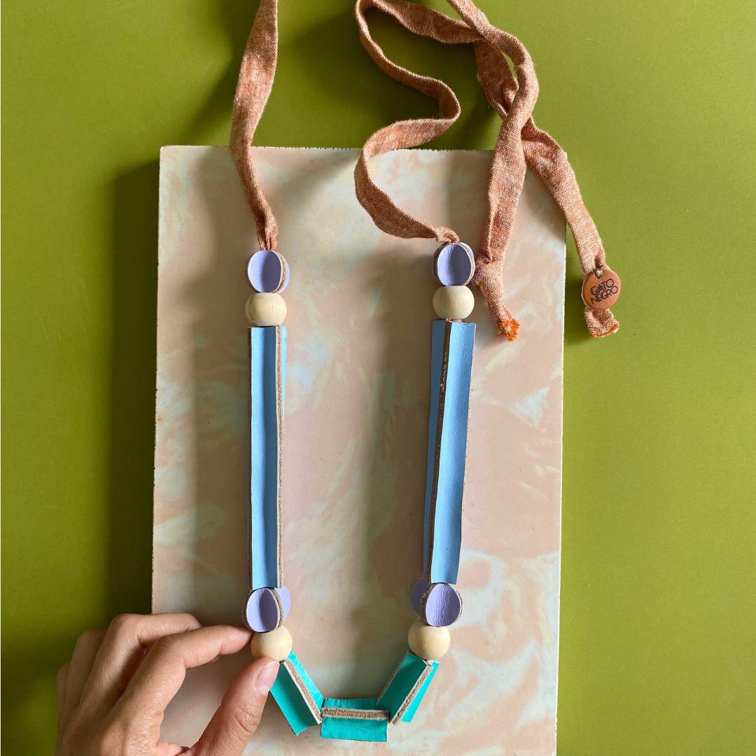 Collar cuero y tela recuperado. Diseño origina costarricense. Joyería artesanal contemporánea de Costa Rica.