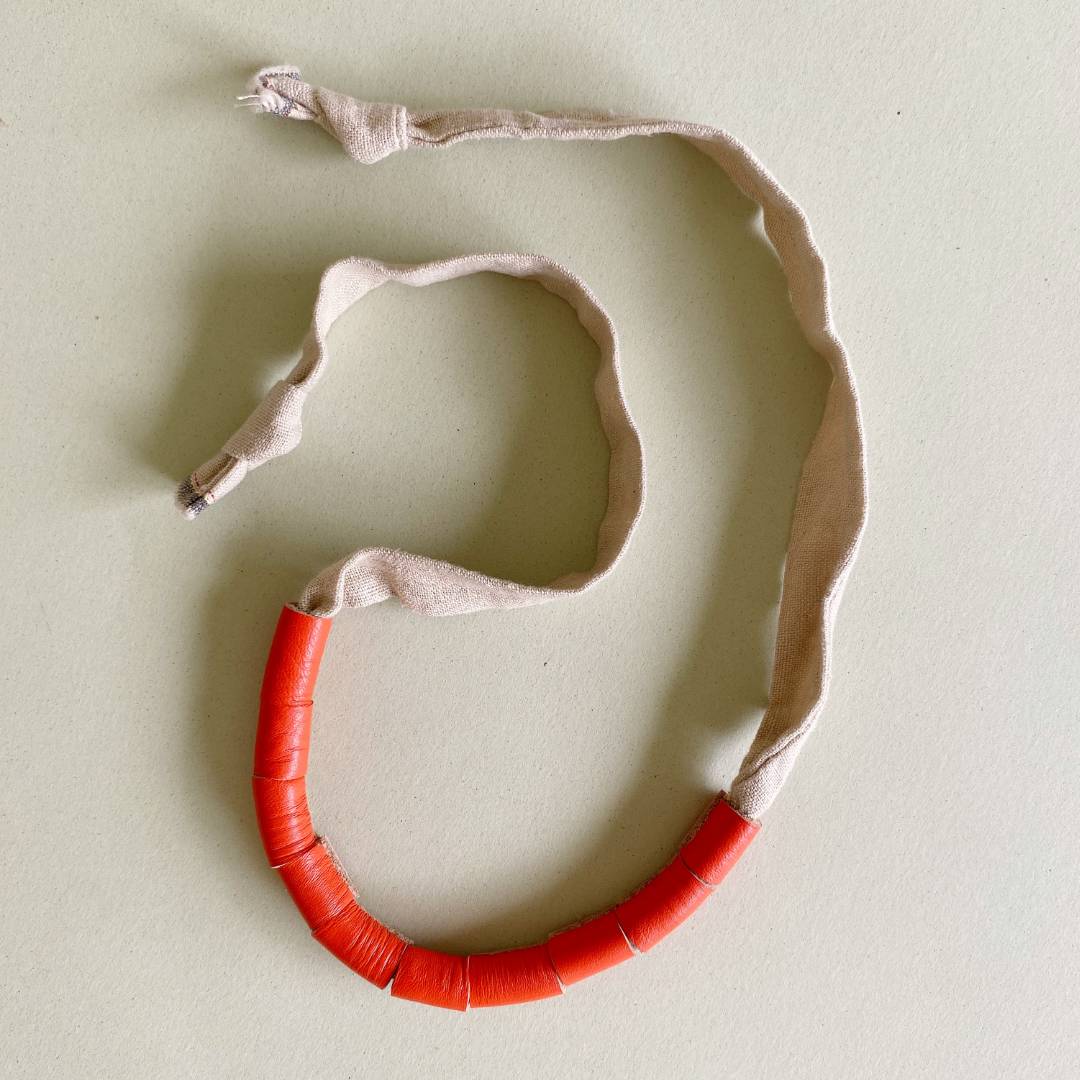 collar de cuero recuperado color naranja. Joyería artesanal sostenible de Costa Rica . Diseño de autor. 