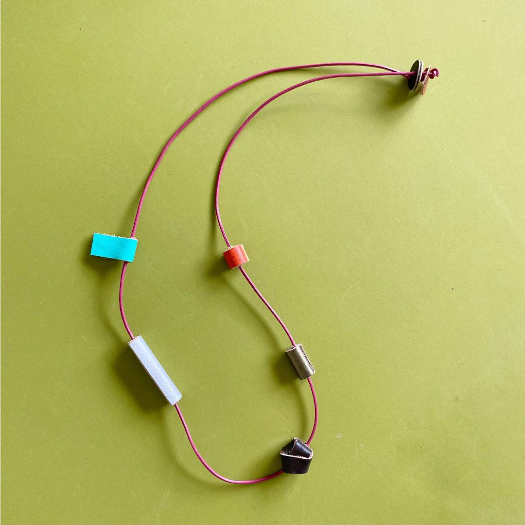 collar de cuero recuperado estilo minimalista diseño costarricense Gato Negro