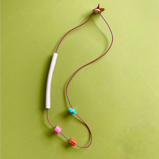 collar de cuero recuperado estilo minimalista diseño costarricense Gato Negro