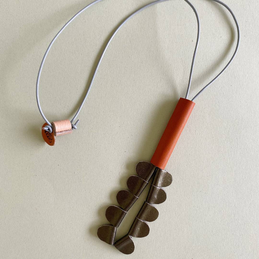 collar de cuero recuperado con forma de heliconia. Joyería contemporánea artesanal de Costa Rica