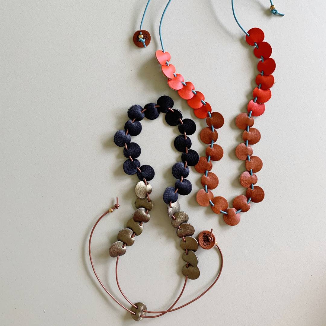 collares de cuero recuperado inspirados en corales marinos joyería artesanal contemporánea de Costa Rica