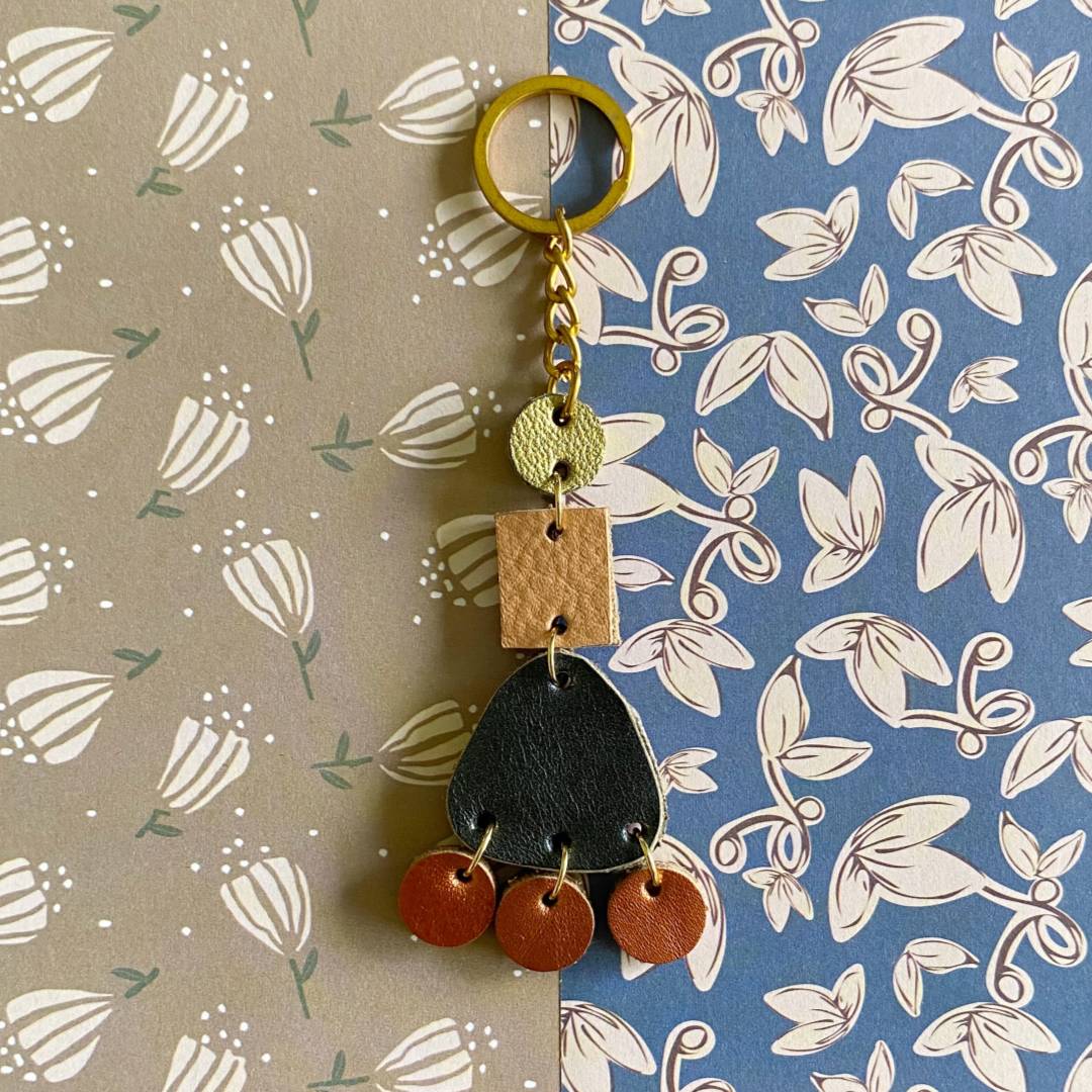 Llaveros de cuero recuperado reversibles. Diseño sostenible de Costa Rica.