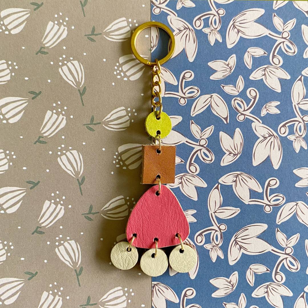 Llaveros de cuero recuperado reversibles. Diseño sostenible de Costa Rica.