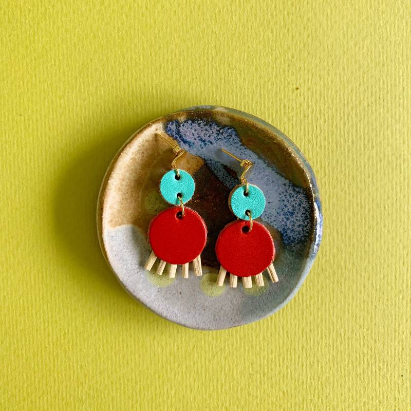 Aretes de cuero recuperado, joyería artesanal de Costa Rica