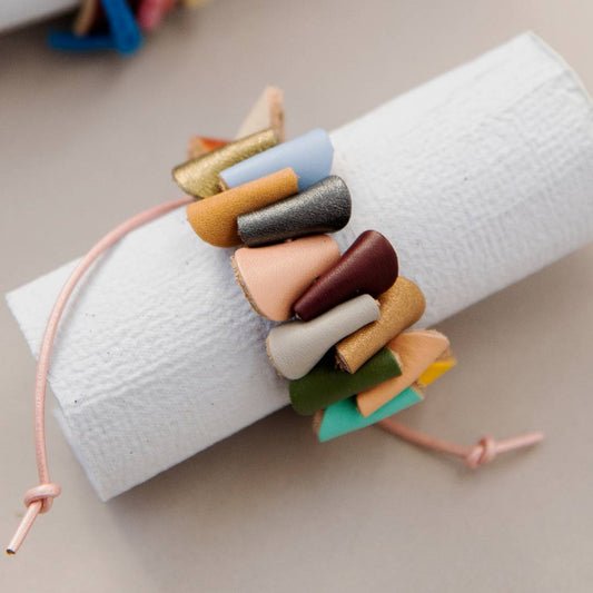 pulsera de cuero recuperado ajustable. Joyería artesanal de costa rica. Diseño local.