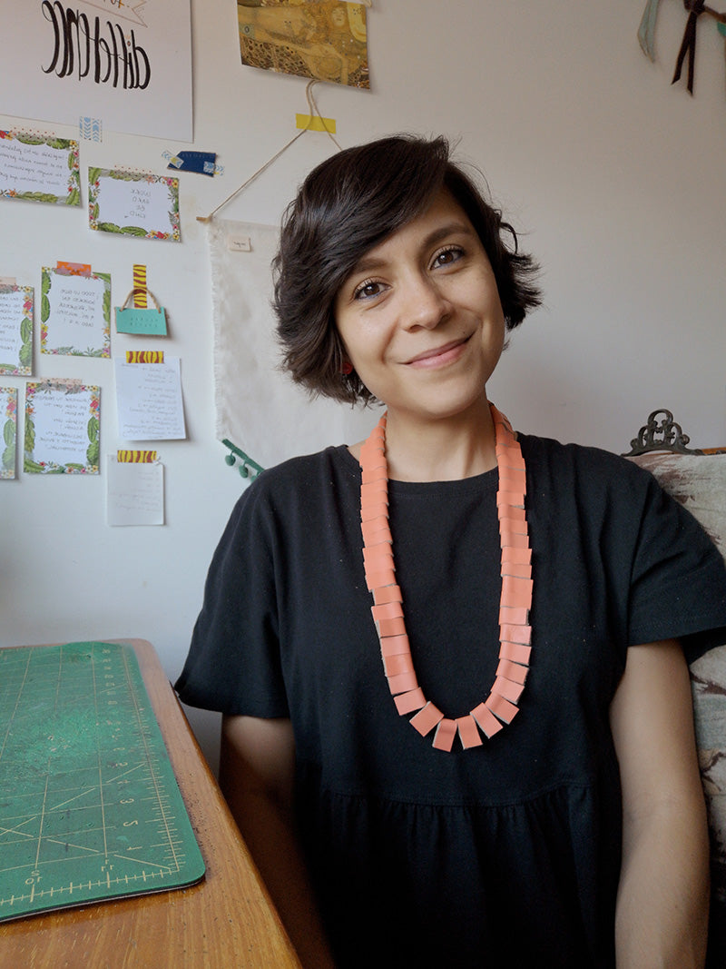 Rebeca Zamora diseñadora de Gato Negro usando el colla Trópico en color durazno