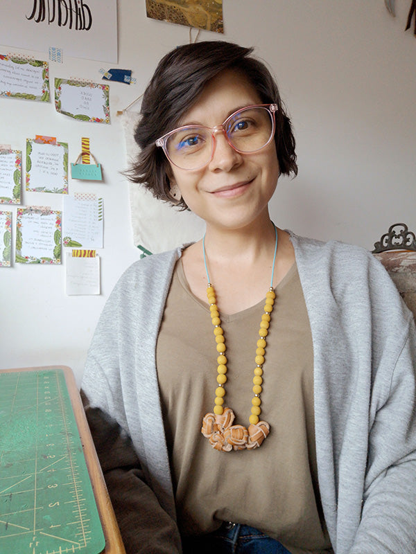 Rebeca Zamora diseñadora de Gato Negro usando el collar Nudos miel